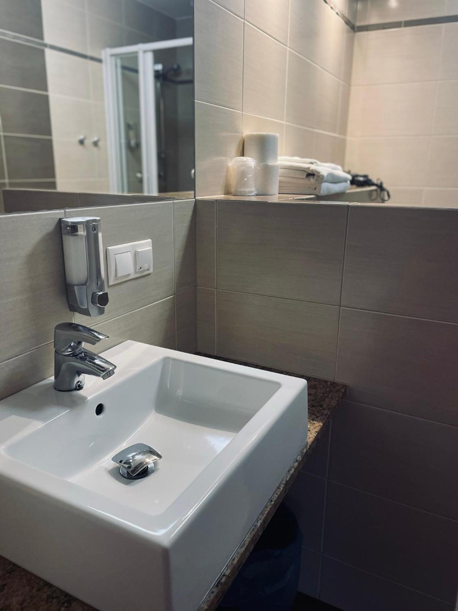 Papaver Hotel Ślesin Eksteriør billede