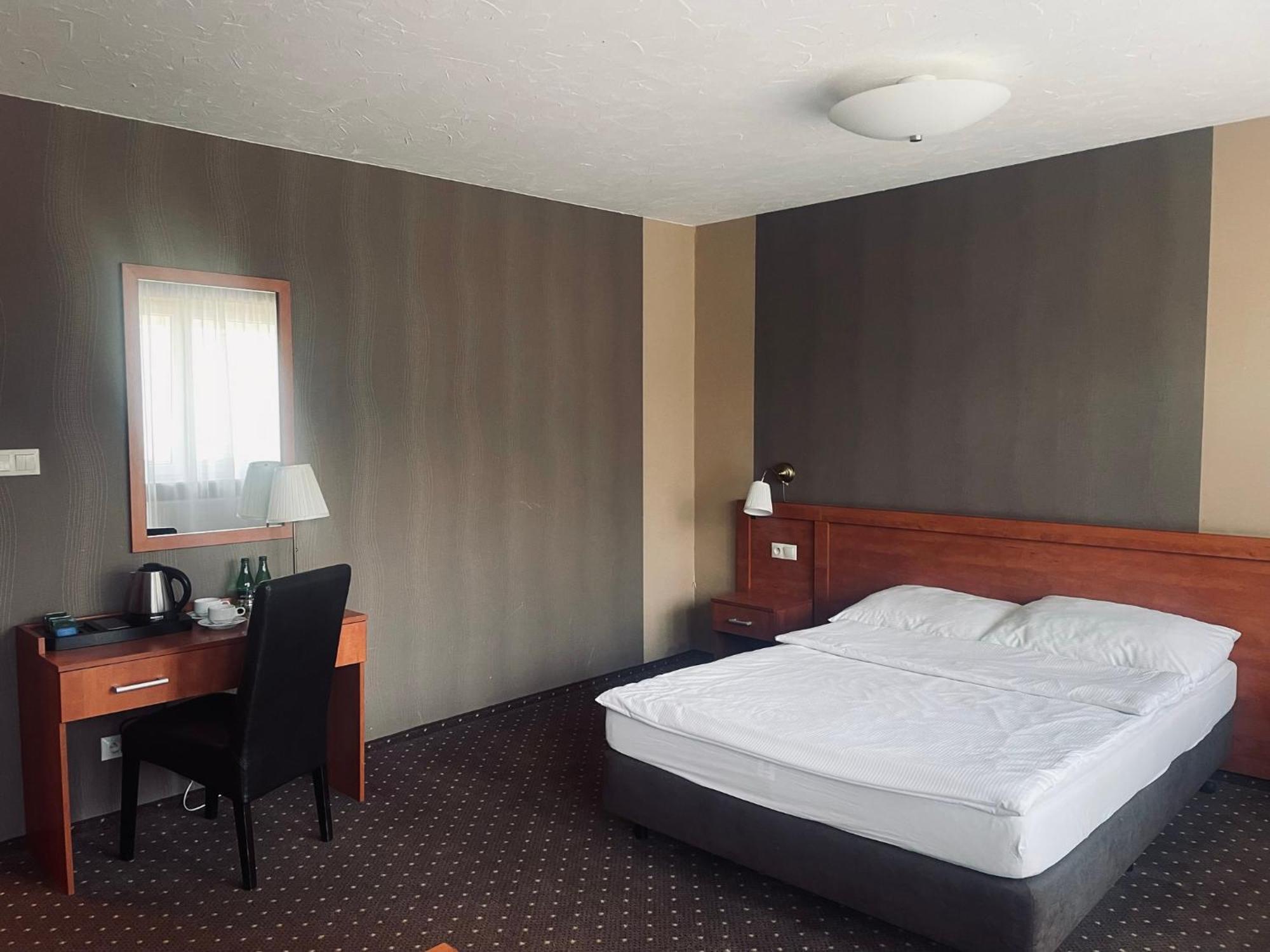 Papaver Hotel Ślesin Eksteriør billede